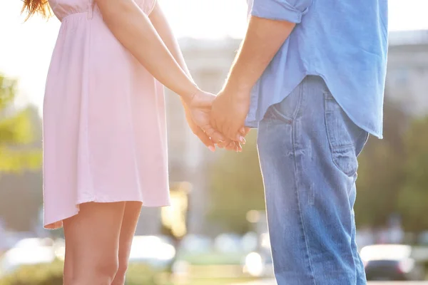 Paar hand in hand — Stockfoto