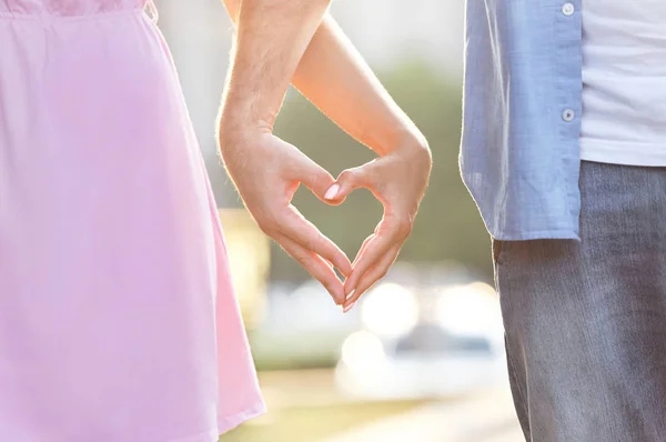 Junges Paar hält Händchen — Stockfoto