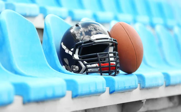 Capacete de rugby com bola — Fotografia de Stock