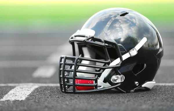 Чёрный регбийный шлем — стоковое фото