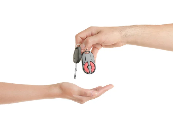 Mano masculina dando llave del coche — Foto de Stock