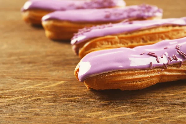 Deliziosi eclairs sul tavolo — Foto Stock