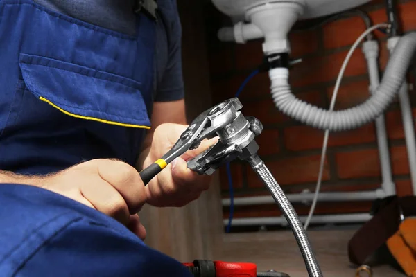 Hands of plumber connecting pipe union — Stock Photo, Image