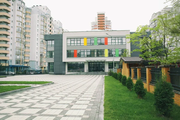 Edificio escolar moderno — Foto de Stock