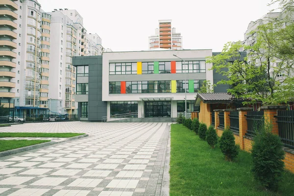 Edificio scolastico moderno — Foto Stock