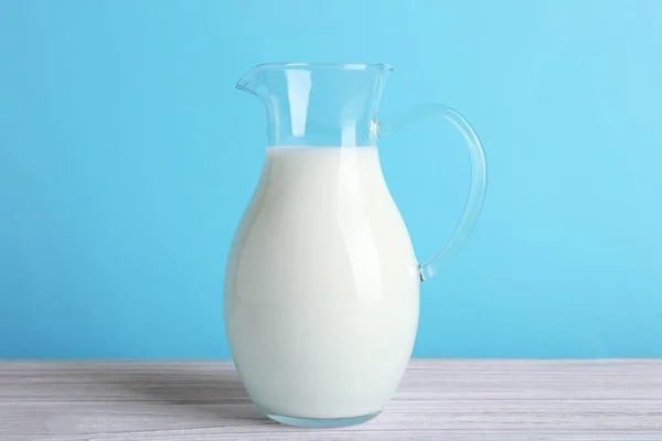 Kruik van melk op tafel — Stockfoto