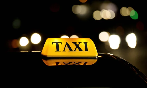 黄色的出租车，屋顶灯 — 图库照片