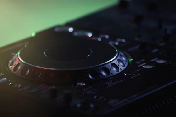 Профессиональная DJ консоль — стоковое фото