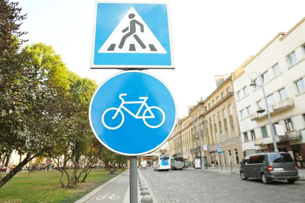 Дорожные знаки пешеходной и велосипедной дорожек — стоковое фото