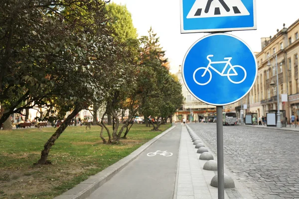 Дорожные знаки пешеходной и велосипедной дорожек — стоковое фото