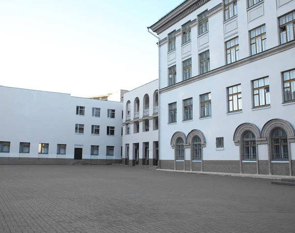 Edificio scolastico moderno — Foto Stock