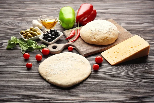 Raw pizza dough — Stock Photo, Image