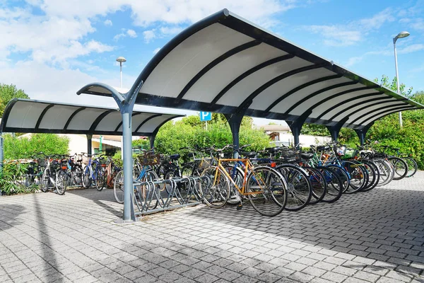 Большая парковка для велосипедов — стоковое фото
