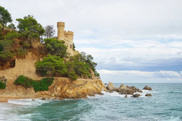 Cliff üzerinde antik kale 