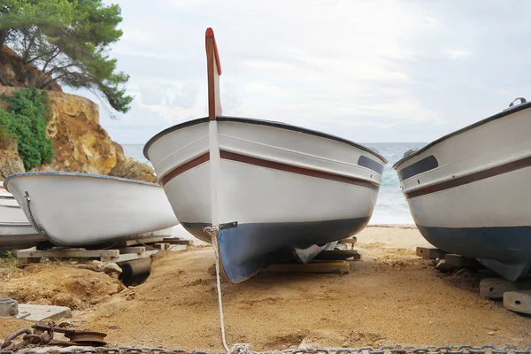 Boats on sand near sea — Stock Photo, Image