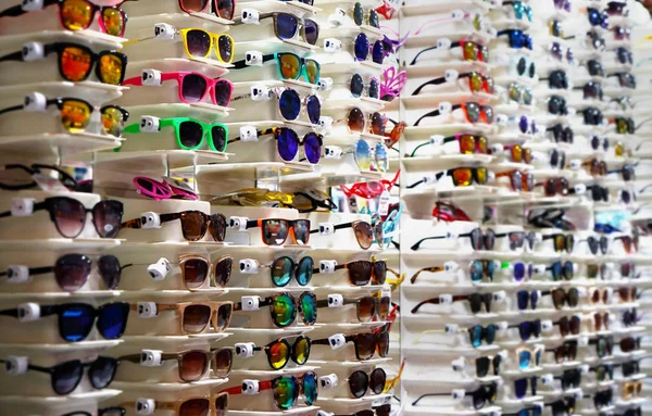 Collezione Occhiali Sole Colorati Sugli Stand Negozio — Foto Stock
