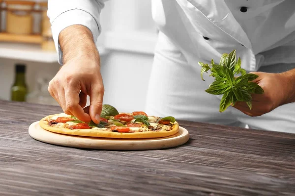 Руки приготовления пиццы — стоковое фото