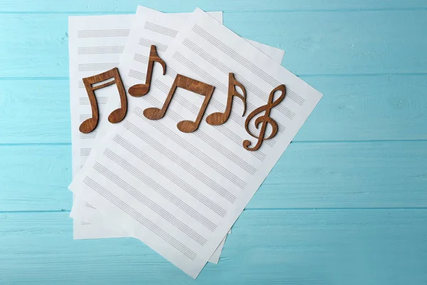 Music notes and sheets of paper — Stock Photo, Image