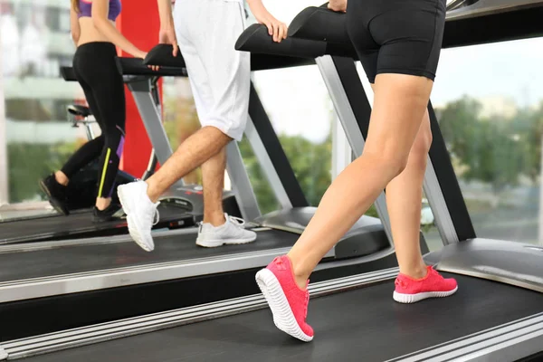 Les Jeunes Qui Courent Sur Des Tapis Roulants Dans Salle — Photo