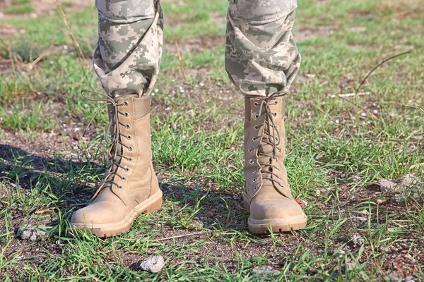 Ноги солдата на стрельбище — стоковое фото