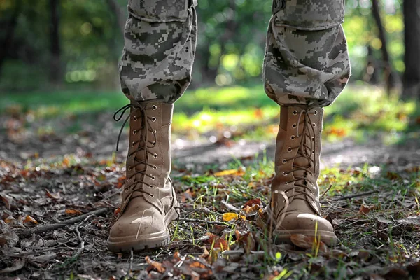 Nohy vojáka v lese — Stock fotografie