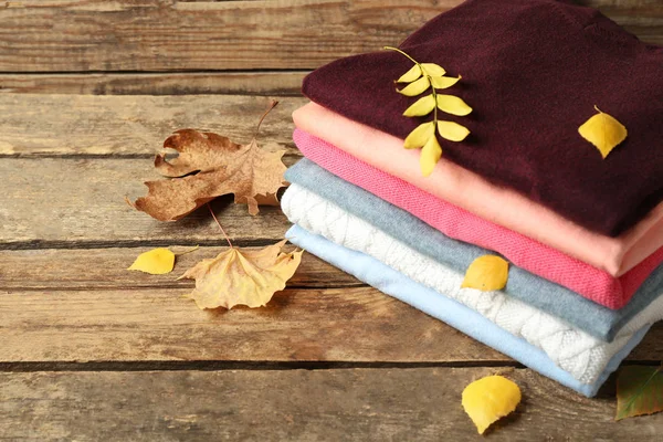 Montón de ropa doblada con hojas de otoño —  Fotos de Stock