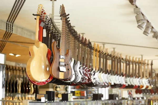 楽器店でギター — ストック写真