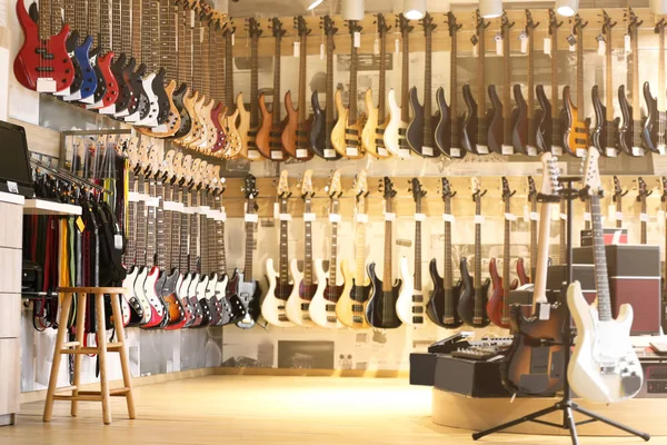 Guitarras en tienda de música —  Fotos de Stock