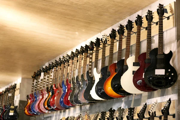 Guitarras en tienda de música —  Fotos de Stock