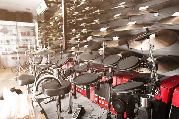 Drums accessoires in de muziekwinkel — Stockfoto