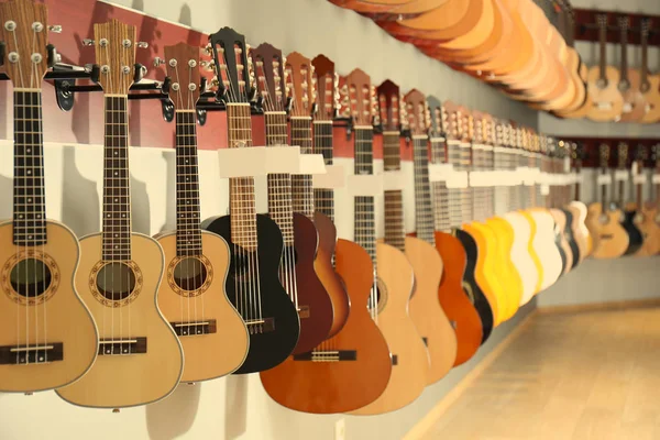 Guitars in music shop — Stock Photo, Image