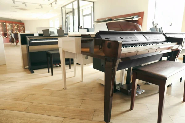 Piano en tienda de música — Foto de Stock