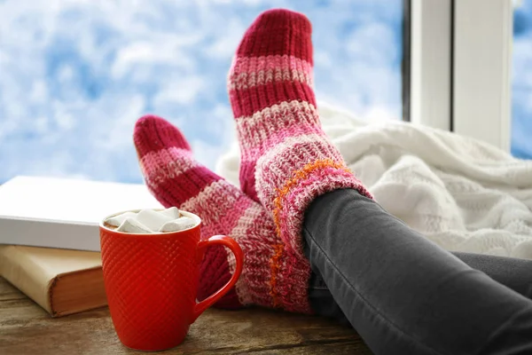 Menschliche Beine neben Kaffee — Stockfoto