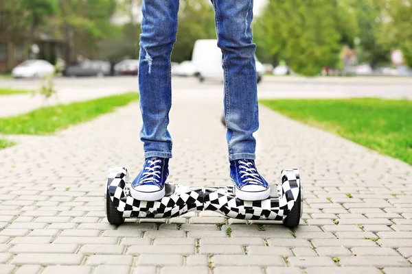Menino usando hoverboard — Fotografia de Stock