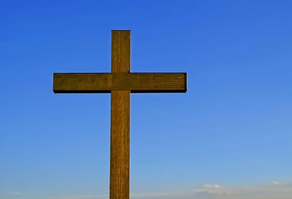 Wooden cross on sky — Stock Photo, Image