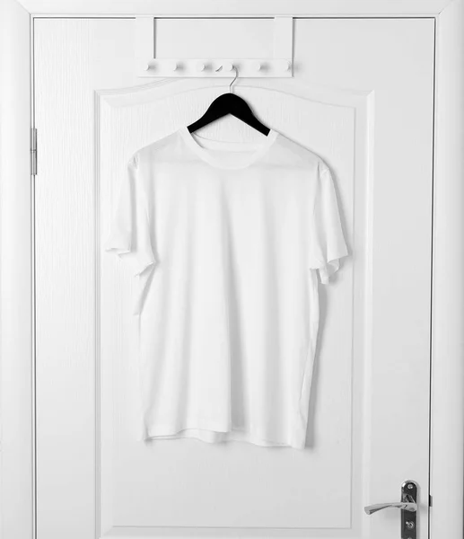 Пустая футболка на двери — стоковое фото