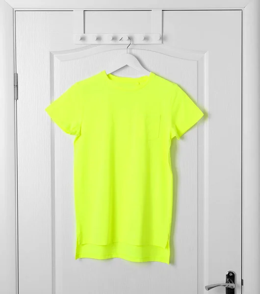Порожня футболка, що висить на дверях — стокове фото