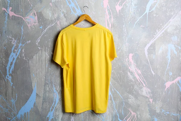 Camiseta amarilla en blanco —  Fotos de Stock