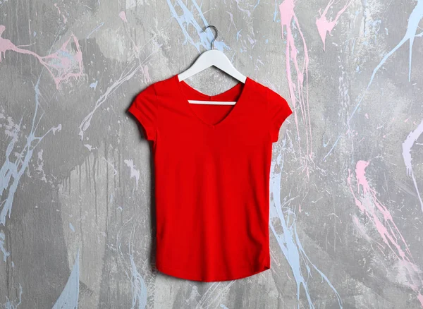 T-shirt vermelha em branco — Fotografia de Stock