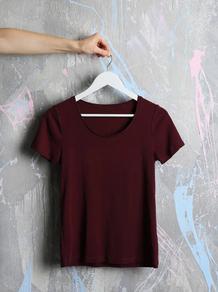 T-shirt em branco maroon — Fotografia de Stock
