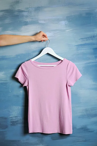 Camiseta rosa en blanco —  Fotos de Stock