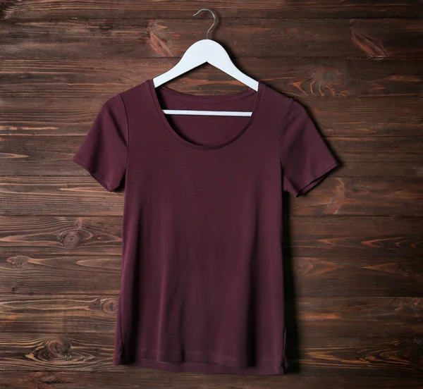 T-shirt em branco maroon — Fotografia de Stock