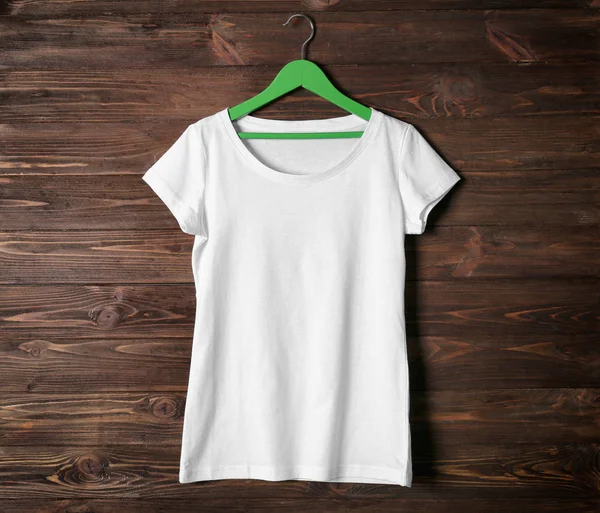 Tyhjä valkoinen t-paita — kuvapankkivalokuva