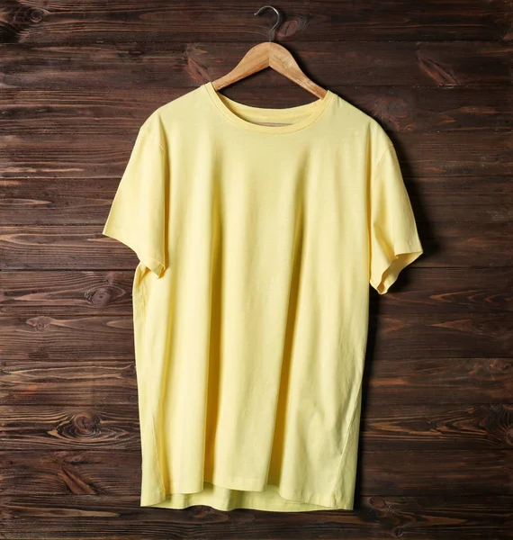 빈 노란 t-셔츠 — 스톡 사진