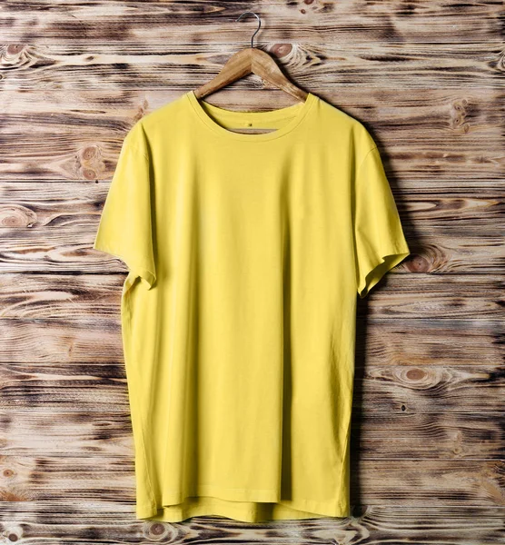 Camiseta amarilla en blanco —  Fotos de Stock