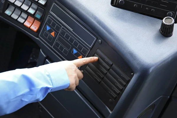 Motorista de ônibus pressionando botão — Fotografia de Stock