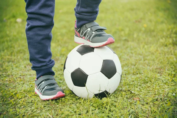 Pernas do menino e bola — Fotografia de Stock