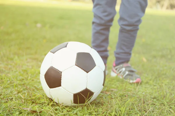 Nogi chłopca i piłka — Zdjęcie stockowe
