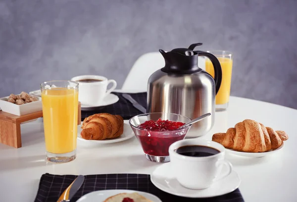 Colazione con croissant e caffè — Foto Stock