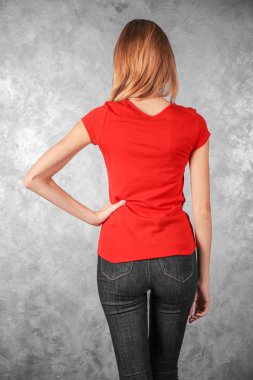 Genç kadın boş kırmızı t-shirt
